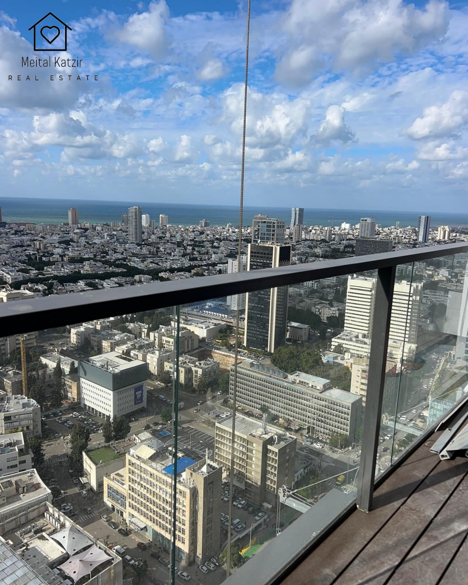 4.5 חדרים בעיצוב מעצבת עם מרפסת לים, ב.ס.ר שרונה, הנוף לים מהמרפסת