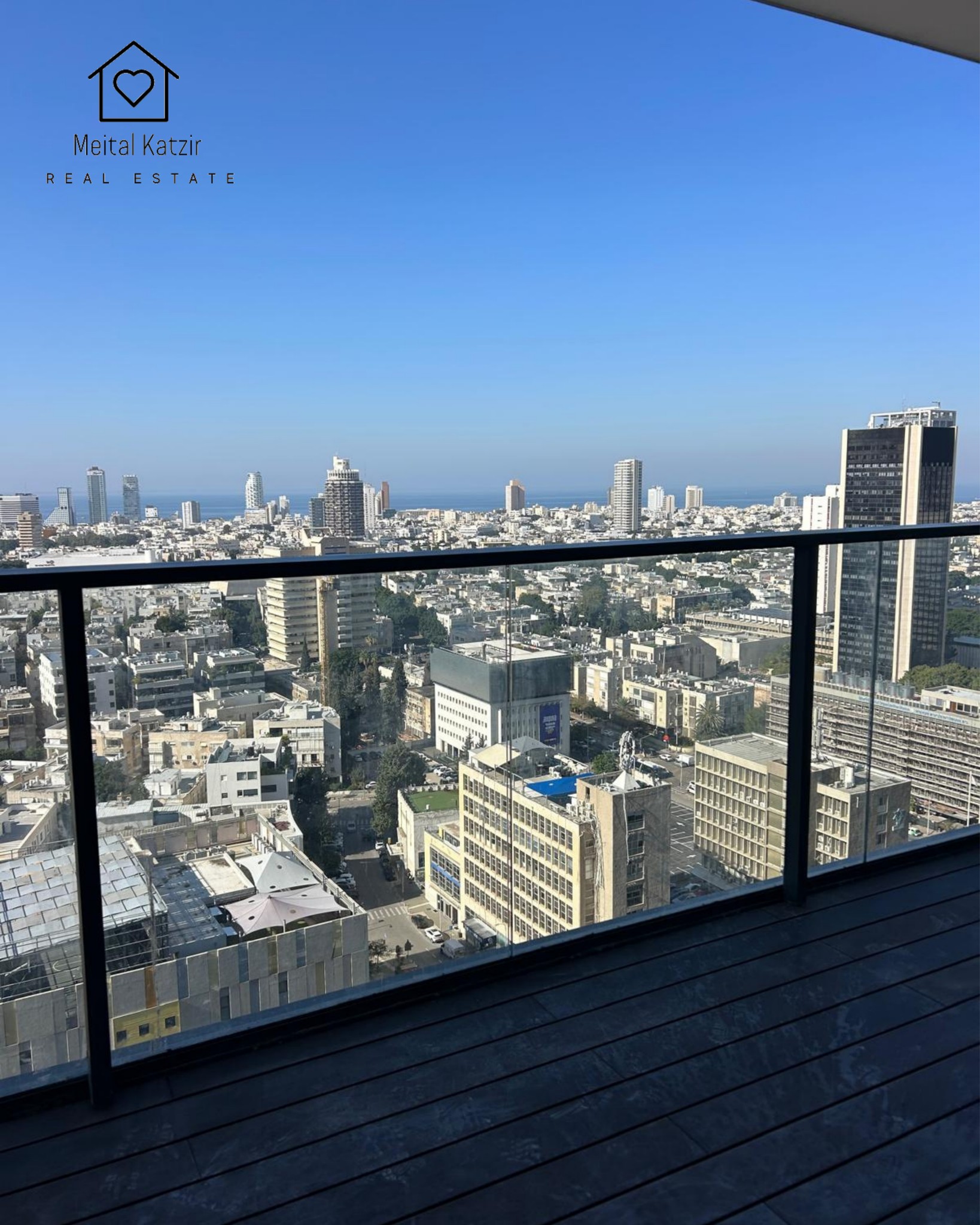 4.5 חדרים בעיצוב מעצבת עם מרפסת לים, ב.ס.ר שרונה, הנוף לים מהמרפסת